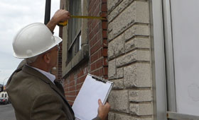inspection sur les lieux par un ingénieur ou un expert technicien en construction et rénovation